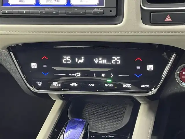 ホンダ ヴェゼル ハイブリッド 道央・札幌 2017(平29)年 6.7万km ホワイトオーキッドパール ・４WD/・寒冷地仕様/・純正SDナビゲーション/　CD/DVD/SD/BT/ワンセグ/USB/iPod/・社外前方録画ドライブレコーダー/・バックカメラ/・ビルトインETC/・ホンダセンシング/・衝突軽減ブレーキ/・レーンキープアシスト/・レーダークルーズコントロール/・先行車発進通知/・横滑り防止装置/・ハーフレザーシート/・前席シートヒーター/・LEDヘッドライト/・フロントフォグライト/・オートライト/・ステアリングスイッチ/・スマートキー/・プッシュスタート/・パドルシフト/・純正フロアマット/・チップアップシート/・純正AW17インチ/・ドアバイザー