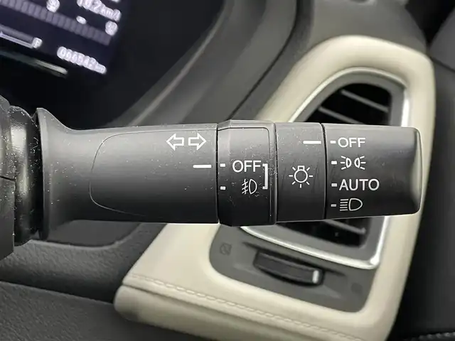 ホンダ ヴェゼル ハイブリッド 道央・札幌 2017(平29)年 6.7万km ホワイトオーキッドパール ・４WD/・寒冷地仕様/・純正SDナビゲーション/　CD/DVD/SD/BT/ワンセグ/USB/iPod/・社外前方録画ドライブレコーダー/・バックカメラ/・ビルトインETC/・ホンダセンシング/・衝突軽減ブレーキ/・レーンキープアシスト/・レーダークルーズコントロール/・先行車発進通知/・横滑り防止装置/・ハーフレザーシート/・前席シートヒーター/・LEDヘッドライト/・フロントフォグライト/・オートライト/・ステアリングスイッチ/・スマートキー/・プッシュスタート/・パドルシフト/・純正フロアマット/・チップアップシート/・純正AW17インチ/・ドアバイザー