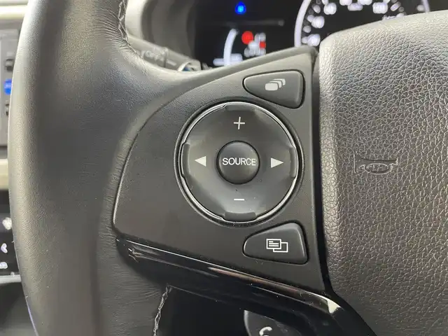 ホンダ ヴェゼル ハイブリッド 道央・札幌 2017(平29)年 6.7万km ホワイトオーキッドパール ・４WD/・寒冷地仕様/・純正SDナビゲーション/　CD/DVD/SD/BT/ワンセグ/USB/iPod/・社外前方録画ドライブレコーダー/・バックカメラ/・ビルトインETC/・ホンダセンシング/・衝突軽減ブレーキ/・レーンキープアシスト/・レーダークルーズコントロール/・先行車発進通知/・横滑り防止装置/・ハーフレザーシート/・前席シートヒーター/・LEDヘッドライト/・フロントフォグライト/・オートライト/・ステアリングスイッチ/・スマートキー/・プッシュスタート/・パドルシフト/・純正フロアマット/・チップアップシート/・純正AW17インチ/・ドアバイザー