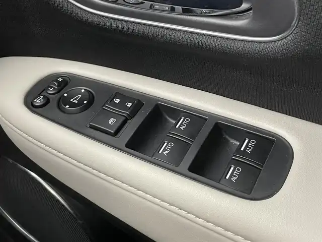 ホンダ ヴェゼル ハイブリッド 道央・札幌 2017(平29)年 6.7万km ホワイトオーキッドパール ・４WD/・寒冷地仕様/・純正SDナビゲーション/　CD/DVD/SD/BT/ワンセグ/USB/iPod/・社外前方録画ドライブレコーダー/・バックカメラ/・ビルトインETC/・ホンダセンシング/・衝突軽減ブレーキ/・レーンキープアシスト/・レーダークルーズコントロール/・先行車発進通知/・横滑り防止装置/・ハーフレザーシート/・前席シートヒーター/・LEDヘッドライト/・フロントフォグライト/・オートライト/・ステアリングスイッチ/・スマートキー/・プッシュスタート/・パドルシフト/・純正フロアマット/・チップアップシート/・純正AW17インチ/・ドアバイザー