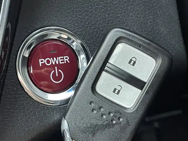 ホンダ ヴェゼル ハイブリッド 道央・札幌 2017(平29)年 6.7万km ホワイトオーキッドパール ・４WD/・寒冷地仕様/・純正SDナビゲーション/　CD/DVD/SD/BT/ワンセグ/USB/iPod/・社外前方録画ドライブレコーダー/・バックカメラ/・ビルトインETC/・ホンダセンシング/・衝突軽減ブレーキ/・レーンキープアシスト/・レーダークルーズコントロール/・先行車発進通知/・横滑り防止装置/・ハーフレザーシート/・前席シートヒーター/・LEDヘッドライト/・フロントフォグライト/・オートライト/・ステアリングスイッチ/・スマートキー/・プッシュスタート/・パドルシフト/・純正フロアマット/・チップアップシート/・純正AW17インチ/・ドアバイザー