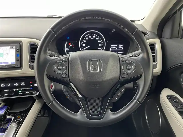 ホンダ ヴェゼル ハイブリッド 道央・札幌 2017(平29)年 6.7万km ホワイトオーキッドパール ・４WD/・寒冷地仕様/・純正SDナビゲーション/　CD/DVD/SD/BT/ワンセグ/USB/iPod/・社外前方録画ドライブレコーダー/・バックカメラ/・ビルトインETC/・ホンダセンシング/・衝突軽減ブレーキ/・レーンキープアシスト/・レーダークルーズコントロール/・先行車発進通知/・横滑り防止装置/・ハーフレザーシート/・前席シートヒーター/・LEDヘッドライト/・フロントフォグライト/・オートライト/・ステアリングスイッチ/・スマートキー/・プッシュスタート/・パドルシフト/・純正フロアマット/・チップアップシート/・純正AW17インチ/・ドアバイザー