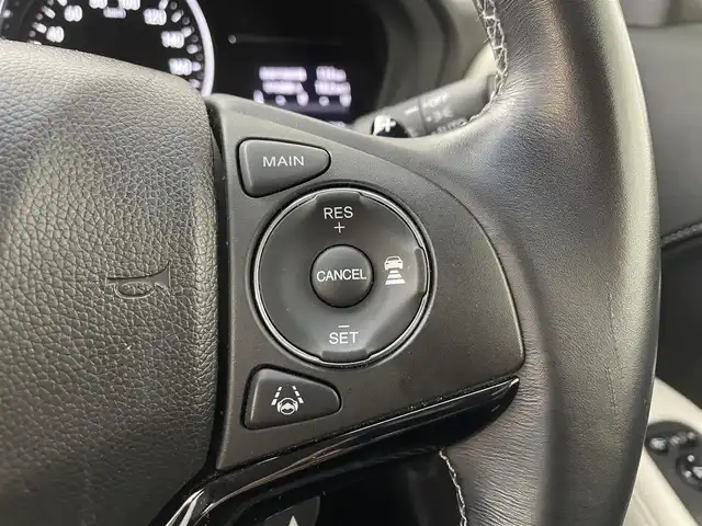 ホンダ ヴェゼル ハイブリッド 道央・札幌 2017(平29)年 6.7万km ホワイトオーキッドパール ・４WD/・寒冷地仕様/・純正SDナビゲーション/　CD/DVD/SD/BT/ワンセグ/USB/iPod/・社外前方録画ドライブレコーダー/・バックカメラ/・ビルトインETC/・ホンダセンシング/・衝突軽減ブレーキ/・レーンキープアシスト/・レーダークルーズコントロール/・先行車発進通知/・横滑り防止装置/・ハーフレザーシート/・前席シートヒーター/・LEDヘッドライト/・フロントフォグライト/・オートライト/・ステアリングスイッチ/・スマートキー/・プッシュスタート/・パドルシフト/・純正フロアマット/・チップアップシート/・純正AW17インチ/・ドアバイザー