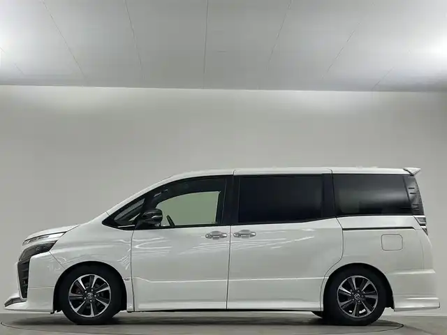トヨタ ヴォクシー ZS 煌Ⅱ 埼玉県 2019(令1)年 2.5万km ホワイトパールクリスタルシャイン アルパイン１１型ナビ　１２型後席　ＴＲＤ　禁煙　ＥＴＣ　両側パワースライドドア　コーナーセンサー　衝突軽減システム　オートハイビーム　レーンキープアシスト　ドライブレコーダー　バックカメラ　クルコン