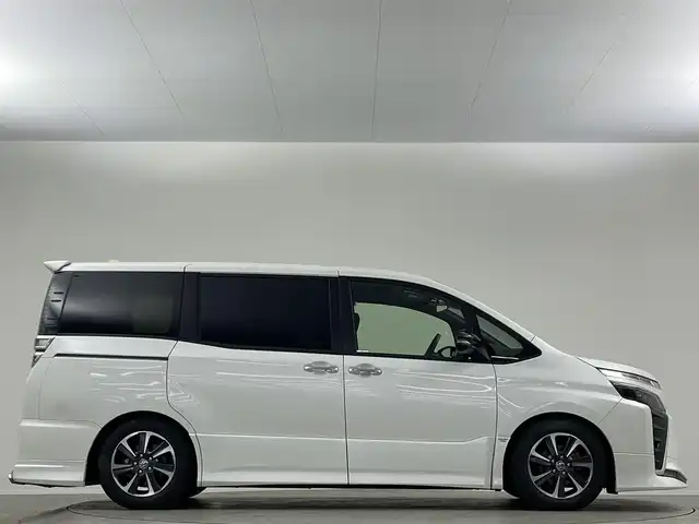 トヨタ ヴォクシー ZS 煌Ⅱ 埼玉県 2019(令1)年 2.5万km ホワイトパールクリスタルシャイン アルパイン１１型ナビ　１２型後席　ＴＲＤ　禁煙　ＥＴＣ　両側パワースライドドア　コーナーセンサー　衝突軽減システム　オートハイビーム　レーンキープアシスト　ドライブレコーダー　バックカメラ　クルコン