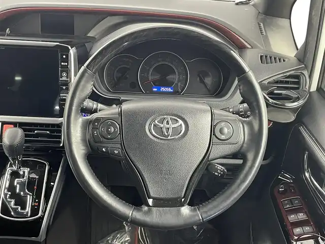 トヨタ ヴォクシー ZS 煌Ⅱ 埼玉県 2019(令1)年 2.5万km ホワイトパールクリスタルシャイン アルパイン１１型ナビ　１２型後席　ＴＲＤ　禁煙　ＥＴＣ　両側パワースライドドア　コーナーセンサー　衝突軽減システム　オートハイビーム　レーンキープアシスト　ドライブレコーダー　バックカメラ　クルコン