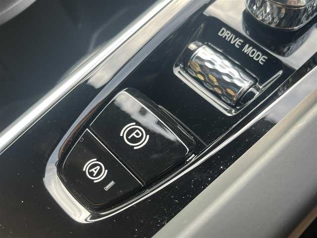 ボルボ ＸＣ６０ D4 AWD インスクリプション 静岡県 2019(令1)年 3.8万km オニキスブラックP 純正ナビ　/・CD/・Bluetooth/・フルセグテレビ /・AppleCarPlay/・AndroidAuto/360°カメラ/・バックカメラ/・サイドカメラ/・フロントカメラ/キャメルレザーシート/・全席シートヒーター /・D/N席エアシート/・D/N席マッサージシート/harman/kardonスピーカー/衝突軽減システム/・アダプティブクルーズコントロール/・レーンキープアシスト/・ブラインドスポットモニター/前後コーナーセンサー /・自動駐車/・自動発射/LEDヘッドライト/・オートライト/・オートハイビーム /純正19インチアルミホイール