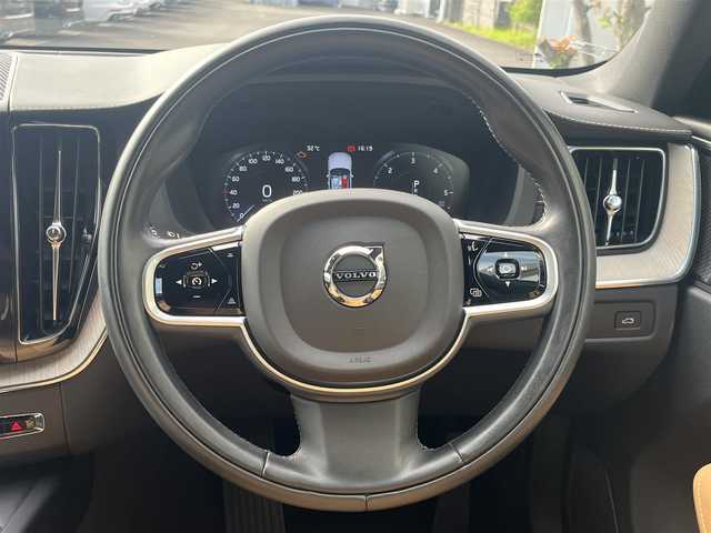 ボルボ ＸＣ６０ D4 AWD インスクリプション 静岡県 2019(令1)年 3.8万km オニキスブラックP 純正ナビ　/・CD/・Bluetooth/・フルセグテレビ /・AppleCarPlay/・AndroidAuto/360°カメラ/・バックカメラ/・サイドカメラ/・フロントカメラ/キャメルレザーシート/・全席シートヒーター /・D/N席エアシート/・D/N席マッサージシート/harman/kardonスピーカー/衝突軽減システム/・アダプティブクルーズコントロール/・レーンキープアシスト/・ブラインドスポットモニター/前後コーナーセンサー /・自動駐車/・自動発射/LEDヘッドライト/・オートライト/・オートハイビーム /純正19インチアルミホイール