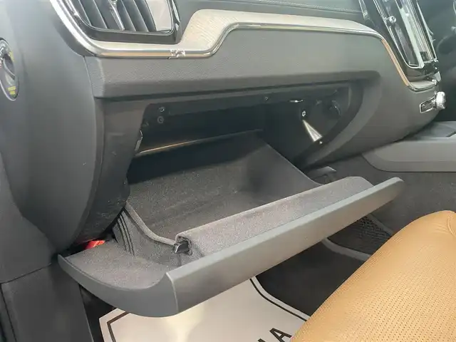 ボルボ ＸＣ６０ D4 AWD インスクリプション 滋賀県 2019(令1)年 3.8万km オニキスブラックP 茶革シート/電動リアゲート/ヘッドアップディスプレイ/BLIS/harman/kardonスピーカー/純正ナビ(Bluetooth/CarPlay/フルセグ)/衝突軽減システム/360°カメラ/アダプティブクルーズコントロール/レーンキープアシスト/パーキングアシスト/パワーシート/全席シートヒーター /エアシート/マッサージシート/ETC2.0/ドラレコ