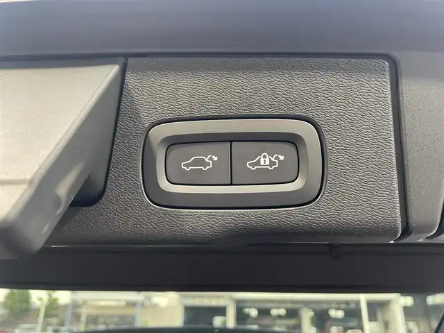 ボルボ ＸＣ６０ D4 AWD インスクリプション 滋賀県 2019(令1)年 3.8万km オニキスブラックP 茶革シート/電動リアゲート/ヘッドアップディスプレイ/BLIS/harman/kardonスピーカー/純正ナビ(Bluetooth/CarPlay/フルセグ)/衝突軽減システム/360°カメラ/アダプティブクルーズコントロール/レーンキープアシスト/パーキングアシスト/パワーシート/全席シートヒーター /エアシート/マッサージシート/ETC2.0/ドラレコ