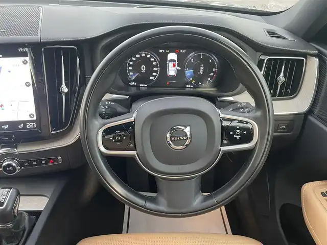ボルボ ＸＣ６０ D4 AWD インスクリプション 滋賀県 2019(令1)年 3.8万km オニキスブラックP 茶革シート/電動リアゲート/ヘッドアップディスプレイ/BLIS/harman/kardonスピーカー/純正ナビ(Bluetooth/CarPlay/フルセグ)/衝突軽減システム/360°カメラ/アダプティブクルーズコントロール/レーンキープアシスト/パーキングアシスト/パワーシート/全席シートヒーター /エアシート/マッサージシート/ETC2.0/ドラレコ