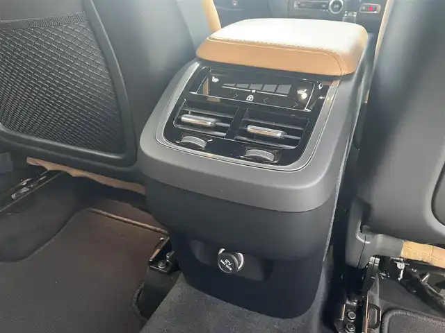 ボルボ ＸＣ６０ D4 AWD インスクリプション 滋賀県 2019(令1)年 3.8万km オニキスブラックP 茶革シート/電動リアゲート/ヘッドアップディスプレイ/BLIS/harman/kardonスピーカー/純正ナビ(Bluetooth/CarPlay/フルセグ)/衝突軽減システム/360°カメラ/アダプティブクルーズコントロール/レーンキープアシスト/パーキングアシスト/パワーシート/全席シートヒーター /エアシート/マッサージシート/ETC2.0/ドラレコ