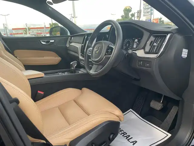 ボルボ ＸＣ６０ D4 AWD インスクリプション 滋賀県 2019(令1)年 3.8万km オニキスブラックP 茶革シート/電動リアゲート/ヘッドアップディスプレイ/BLIS/harman/kardonスピーカー/純正ナビ(Bluetooth/CarPlay/フルセグ)/衝突軽減システム/360°カメラ/アダプティブクルーズコントロール/レーンキープアシスト/パーキングアシスト/パワーシート/全席シートヒーター /エアシート/マッサージシート/ETC2.0/ドラレコ