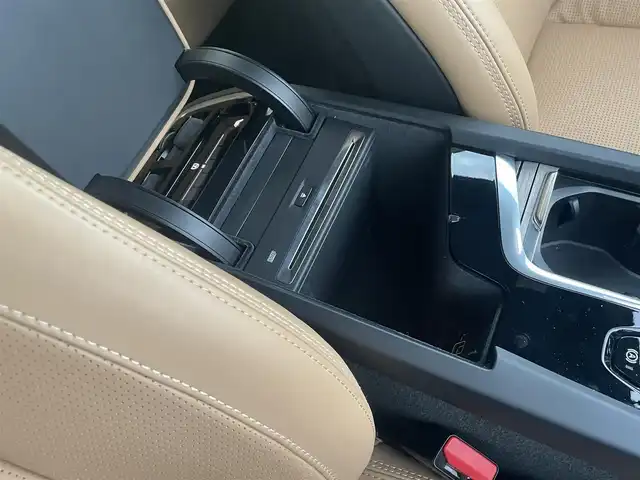 ボルボ ＸＣ６０ D4 AWD インスクリプション 滋賀県 2019(令1)年 3.8万km オニキスブラックP 茶革シート/電動リアゲート/ヘッドアップディスプレイ/BLIS/harman/kardonスピーカー/純正ナビ(Bluetooth/CarPlay/フルセグ)/衝突軽減システム/360°カメラ/アダプティブクルーズコントロール/レーンキープアシスト/パーキングアシスト/パワーシート/全席シートヒーター /エアシート/マッサージシート/ETC2.0/ドラレコ