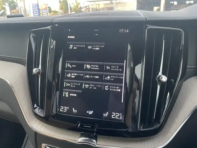 ボルボ ＸＣ６０ D4 AWD インスクリプション 滋賀県 2019(令1)年 3.8万km オニキスブラックP 茶革シート/電動リアゲート/ヘッドアップディスプレイ/BLIS/harman/kardonスピーカー/純正ナビ(Bluetooth/CarPlay/フルセグ)/衝突軽減システム/360°カメラ/アダプティブクルーズコントロール/レーンキープアシスト/パーキングアシスト/パワーシート/全席シートヒーター /エアシート/マッサージシート/ETC2.0/ドラレコ