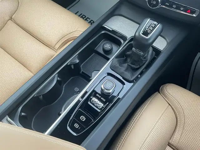 ボルボ ＸＣ６０ D4 AWD インスクリプション 滋賀県 2019(令1)年 3.8万km オニキスブラックP 茶革シート/電動リアゲート/ヘッドアップディスプレイ/BLIS/harman/kardonスピーカー/純正ナビ(Bluetooth/CarPlay/フルセグ)/衝突軽減システム/360°カメラ/アダプティブクルーズコントロール/レーンキープアシスト/パーキングアシスト/パワーシート/全席シートヒーター /エアシート/マッサージシート/ETC2.0/ドラレコ
