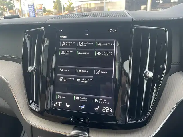 ボルボ ＸＣ６０ D4 AWD インスクリプション 滋賀県 2019(令1)年 3.8万km オニキスブラックP 茶革シート/電動リアゲート/ヘッドアップディスプレイ/BLIS/harman/kardonスピーカー/純正ナビ(Bluetooth/CarPlay/フルセグ)/衝突軽減システム/360°カメラ/アダプティブクルーズコントロール/レーンキープアシスト/パーキングアシスト/パワーシート/全席シートヒーター /エアシート/マッサージシート/ETC2.0/ドラレコ