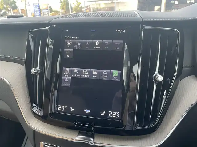 ボルボ ＸＣ６０ D4 AWD インスクリプション 滋賀県 2019(令1)年 3.8万km オニキスブラックP 茶革シート/電動リアゲート/ヘッドアップディスプレイ/BLIS/harman/kardonスピーカー/純正ナビ(Bluetooth/CarPlay/フルセグ)/衝突軽減システム/360°カメラ/アダプティブクルーズコントロール/レーンキープアシスト/パーキングアシスト/パワーシート/全席シートヒーター /エアシート/マッサージシート/ETC2.0/ドラレコ
