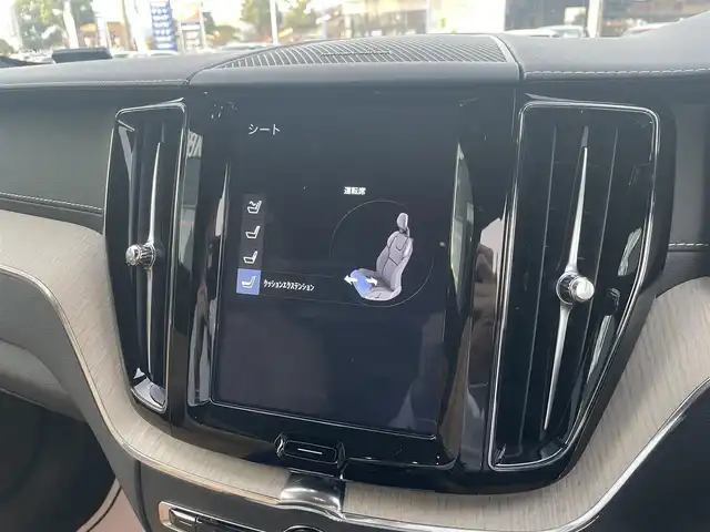 ボルボ ＸＣ６０ D4 AWD インスクリプション 滋賀県 2019(令1)年 3.8万km オニキスブラックP 茶革シート/電動リアゲート/ヘッドアップディスプレイ/BLIS/harman/kardonスピーカー/純正ナビ(Bluetooth/CarPlay/フルセグ)/衝突軽減システム/360°カメラ/アダプティブクルーズコントロール/レーンキープアシスト/パーキングアシスト/パワーシート/全席シートヒーター /エアシート/マッサージシート/ETC2.0/ドラレコ