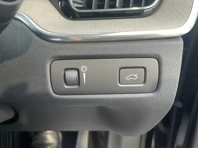ボルボ ＸＣ６０ D4 AWD インスクリプション 滋賀県 2019(令1)年 3.8万km オニキスブラックP 茶革シート/電動リアゲート/ヘッドアップディスプレイ/BLIS/harman/kardonスピーカー/純正ナビ(Bluetooth/CarPlay/フルセグ)/衝突軽減システム/360°カメラ/アダプティブクルーズコントロール/レーンキープアシスト/パーキングアシスト/パワーシート/全席シートヒーター /エアシート/マッサージシート/ETC2.0/ドラレコ