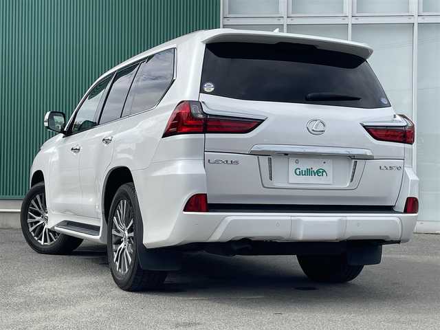 レクサス ＬＸ 570 福岡県 2020(令2)年 6.3万km ソニッククォーツ 12.3型純正ディスプレイオーディオ/(BT、全方位カメラ、CD、フルセグTV、AUX)/クルーズコントロール/レーンキープアシスト/横滑り防止/衝突被害軽減システム/ブラインドスポットモニター/アイドリングストップ/パーキングアシスト/ドラレコ/エアバッグ(W＋サイド)/カーテンエアバッグ/前後コーナーセンサー/LEDオートライト/ETC2.0/レザーシート(シートヒーター、エアシート)/本革巻きステアリング(ステアリングヒーター)/パワーシート(D＋N席)/純正フロアマット/純正アルミホイール/ガラスルーフ/WAC/スマートキー/サンシェード