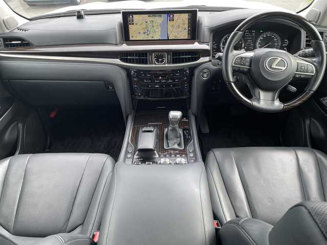 レクサス ＬＸ 570 福岡県 2020(令2)年 6.3万km ソニッククォーツ 12.3型純正ディスプレイオーディオ/(BT、全方位カメラ、CD、フルセグTV、AUX)/クルーズコントロール/レーンキープアシスト/横滑り防止/衝突被害軽減システム/ブラインドスポットモニター/アイドリングストップ/パーキングアシスト/ドラレコ/エアバッグ(W＋サイド)/カーテンエアバッグ/前後コーナーセンサー/LEDオートライト/ETC2.0/レザーシート(シートヒーター、エアシート)/本革巻きステアリング(ステアリングヒーター)/パワーシート(D＋N席)/純正フロアマット/純正アルミホイール/ガラスルーフ/WAC/スマートキー/サンシェード