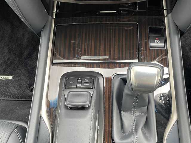 レクサス ＬＸ 570 福岡県 2020(令2)年 6.3万km ソニッククォーツ 12.3型純正ディスプレイオーディオ/(BT、全方位カメラ、CD、フルセグTV、AUX)/クルーズコントロール/レーンキープアシスト/横滑り防止/衝突被害軽減システム/ブラインドスポットモニター/アイドリングストップ/パーキングアシスト/ドラレコ/エアバッグ(W＋サイド)/カーテンエアバッグ/前後コーナーセンサー/LEDオートライト/ETC2.0/レザーシート(シートヒーター、エアシート)/本革巻きステアリング(ステアリングヒーター)/パワーシート(D＋N席)/純正フロアマット/純正アルミホイール/ガラスルーフ/WAC/スマートキー/サンシェード