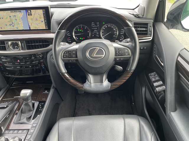 レクサス ＬＸ 570 福岡県 2020(令2)年 6.3万km ソニッククォーツ 12.3型純正ディスプレイオーディオ/(BT、全方位カメラ、CD、フルセグTV、AUX)/クルーズコントロール/レーンキープアシスト/横滑り防止/衝突被害軽減システム/ブラインドスポットモニター/アイドリングストップ/パーキングアシスト/ドラレコ/エアバッグ(W＋サイド)/カーテンエアバッグ/前後コーナーセンサー/LEDオートライト/ETC2.0/レザーシート(シートヒーター、エアシート)/本革巻きステアリング(ステアリングヒーター)/パワーシート(D＋N席)/純正フロアマット/純正アルミホイール/ガラスルーフ/WAC/スマートキー/サンシェード