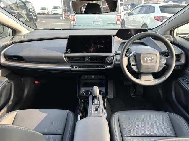 トヨタ プリウス Z 千葉県 2023(令5)年 3.6万km プラチナホワイトパールマイカ 純正12.3インチナビ/(フルセグTV BT FM AM HDMI)/全周囲カメラ/デジタルインナーミラー/ナビ連動前後ドライブレコーダー/ブラインドスポットモニター/置くだけ充電/メモリー付きパワーシート/衝突被害軽減システム/車線逸脱警報/クルーズコントロール/レザーシート/横滑り防止装置/ビルトインETC2.0/アイドリングストップ/LEDヘッドライト/オートライト/ウィンカーミラー/電動格納ミラー/純正19インチAW/シートヒーター/エアシート/シートリフター/ステアリングヒーター/TVキャンセラー/プッシュスタート/スマートキー/フロアマット/ドアバイザー/スペアキー/保証書