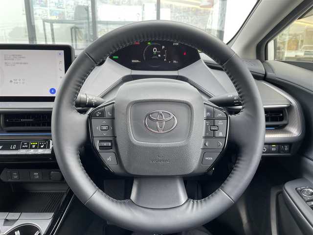 トヨタ プリウス Z 千葉県 2023(令5)年 3.6万km プラチナホワイトパールマイカ 純正12.3インチナビ/(フルセグTV BT FM AM HDMI)/全周囲カメラ/デジタルインナーミラー/ナビ連動前後ドライブレコーダー/ブラインドスポットモニター/置くだけ充電/メモリー付きパワーシート/衝突被害軽減システム/車線逸脱警報/クルーズコントロール/レザーシート/横滑り防止装置/ビルトインETC2.0/アイドリングストップ/LEDヘッドライト/オートライト/ウィンカーミラー/電動格納ミラー/純正19インチAW/シートヒーター/エアシート/シートリフター/ステアリングヒーター/TVキャンセラー/プッシュスタート/スマートキー/フロアマット/ドアバイザー/スペアキー/保証書