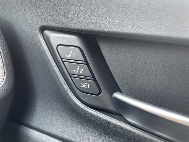 トヨタ プリウス Z 千葉県 2023(令5)年 3.6万km プラチナホワイトパールマイカ 純正12.3インチナビ/(フルセグTV BT FM AM HDMI)/全周囲カメラ/デジタルインナーミラー/ナビ連動前後ドライブレコーダー/ブラインドスポットモニター/置くだけ充電/メモリー付きパワーシート/衝突被害軽減システム/車線逸脱警報/クルーズコントロール/レザーシート/横滑り防止装置/ビルトインETC2.0/アイドリングストップ/LEDヘッドライト/オートライト/ウィンカーミラー/電動格納ミラー/純正19インチAW/シートヒーター/エアシート/シートリフター/ステアリングヒーター/TVキャンセラー/プッシュスタート/スマートキー/フロアマット/ドアバイザー/スペアキー/保証書