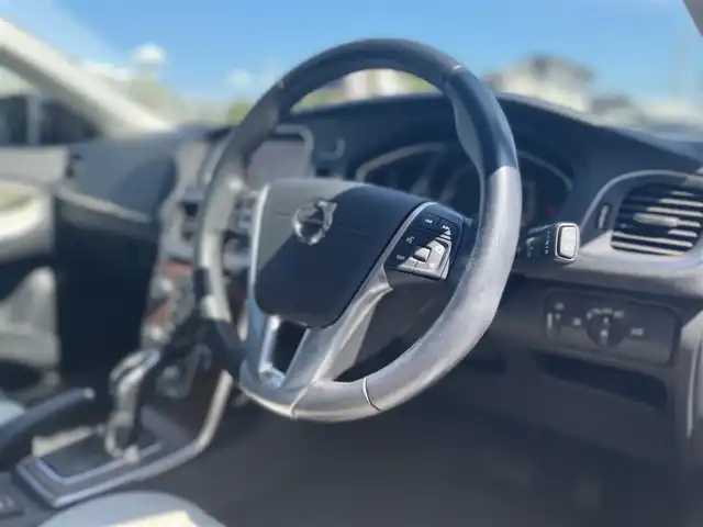 ボルボ Ｖ４０ クロスカントリー D4 サマム 栃木県 2019(平31)年 5.1万km オスミウムグレーM 黒xアイボリーコンビレザー/Harman/Kardonサウンド/ナビ/バックカメラ/ETC/パワーシート/シートヒーター /LEDヘッドライト/オートライト/ブラインドスポット/レーンキープ/ACC/ドライブレコーダー