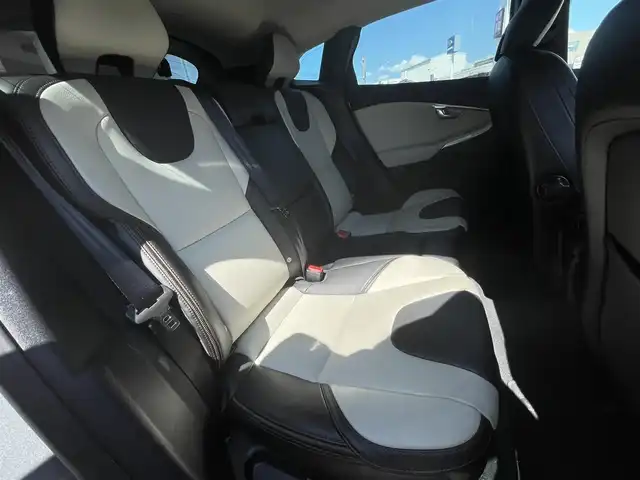 ボルボ Ｖ４０ クロスカントリー D4 サマム 栃木県 2019(平31)年 5.1万km オスミウムグレーM 黒xアイボリーコンビレザー/Harman/Kardonサウンド/ナビ/バックカメラ/ETC/パワーシート/シートヒーター /LEDヘッドライト/オートライト/ブラインドスポット/レーンキープ/ACC/ドライブレコーダー