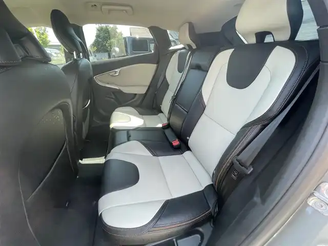 ボルボ Ｖ４０ クロスカントリー D4 サマム 栃木県 2019(平31)年 5.1万km オスミウムグレーM 黒xアイボリーコンビレザー/Harman/Kardonサウンド/ナビ/バックカメラ/ETC/パワーシート/シートヒーター /LEDヘッドライト/オートライト/ブラインドスポット/レーンキープ/ACC/ドライブレコーダー