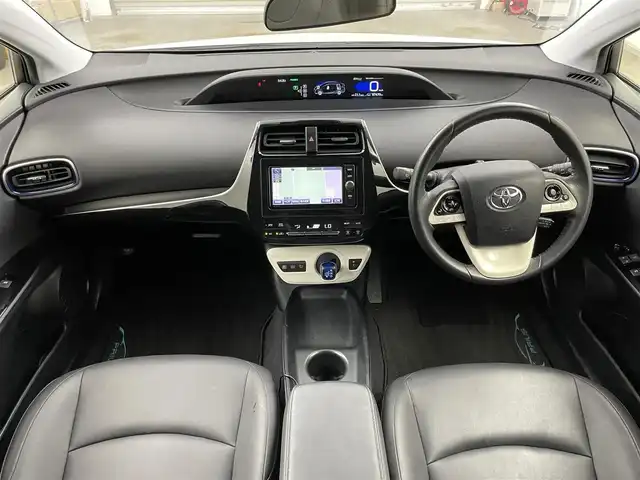 トヨタ プリウス S ツーリングセレクション 岡山県 2018(平30)年 6.8万km ホワイトパールクリスタルシャイン 純正ナビ/NSZT-W66T/（CD/DVD/TV/BT)/バックカメラ/レザーシート/シートヒーター/エアロ（F/S/R)/LEDヘッドライト/オートハイビーム/レーダークルーズコントロール/スペアキー×1/新車保証書/取扱説明書