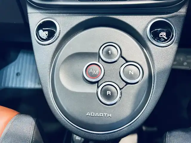アバルト ５９５ コンペティツィオーネ 大阪府 2019(令1)年 2.6万km ホワイト 純正ディスプレイオーディオ/applecarplay/クリアランスソナー/純正17インチAW/HIDヘッドライト/パドルシフト/ハーフ革/リモコンキー/USB/Bluetooth/ブレンボ製レッドブレーキキャリパー/ヘッドライトウォッシャー/ETC/ドラレコ
