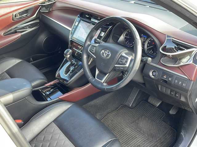 トヨタ ハリアー プレミアム 島根県 2017(平29)年 5万km ホワイトパールクリスタルシャイン 10インチALPINEナビ（EX10Z）/フルセグTV/Bluetooth接続/バックカメラ/モデリスタエアロ/パノラマサンルーフ/電動パーキングブレーキ/Toyota Safety Sense/・プリクラッシュセーフティシステム/・レーダークルーズコントロール/・レーンディパーチャーアラート/・オートマティックハイビーム/パワーバックドア/ハーフレザーシート/パワーシート/ドライブレコーダー/純正フロアマット・ドアバイザー