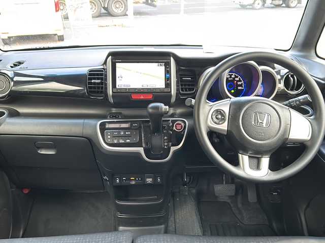 ホンダ Ｎ ＢＯＸ カスタム SSパッケージ 鳥取県 2016(平28)年 3.2万km ブリティッシュグリーンP 純正ギャザーズナビ/バックカメラ/フルセグＴＶ　ＤＶＤ　ＣＤ　ＳＤ　Ｂｌｕｅｔｏｏｔｈ/ナビ装着用スペシャルパッケージ/・ETC車載器(ナビ連動)/・オートエアコン（プラズマクラスター搭載）/・アレルクリーンシート/・運転席シートハイトアジャスター/・車速連動バリアブル間欠ワイパー/・リア左側パワースライドドア/・リアシートスライド/・シートバックテーブル/・リア右側パワースライドドア/あんしんパッケージ/・ディスチャージヘッドライト/・オートライトコントロール機構付/・オートリトラミラー/・ハーフシェイドフロントウィンドウ/・14インチアルミホイール/・360°スーパーUV・IRカットパッケージ/・リア席サンシェード/・ヒーテッドドアミラー/・フロントドア撥水ガラス/・シートヒーター/・LEDルームランプ/・エアコンアウトレットダブルリング(クロームメッキ)/・LEDフォグライト/・LEDポジションランプ/・フォグライトガーニッシュ/フロアマット/スマートキー/新車保証書/取扱説明書