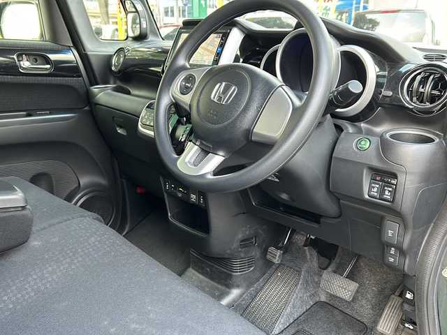 ホンダ Ｎ ＢＯＸ カスタム SSパッケージ 鳥取県 2016(平28)年 3.2万km ブリティッシュグリーンP 純正ギャザーズナビ/バックカメラ/フルセグＴＶ　ＤＶＤ　ＣＤ　ＳＤ　Ｂｌｕｅｔｏｏｔｈ/ナビ装着用スペシャルパッケージ/・ETC車載器(ナビ連動)/・オートエアコン（プラズマクラスター搭載）/・アレルクリーンシート/・運転席シートハイトアジャスター/・車速連動バリアブル間欠ワイパー/・リア左側パワースライドドア/・リアシートスライド/・シートバックテーブル/・リア右側パワースライドドア/あんしんパッケージ/・ディスチャージヘッドライト/・オートライトコントロール機構付/・オートリトラミラー/・ハーフシェイドフロントウィンドウ/・14インチアルミホイール/・360°スーパーUV・IRカットパッケージ/・リア席サンシェード/・ヒーテッドドアミラー/・フロントドア撥水ガラス/・シートヒーター/・LEDルームランプ/・エアコンアウトレットダブルリング(クロームメッキ)/・LEDフォグライト/・LEDポジションランプ/・フォグライトガーニッシュ/フロアマット/スマートキー/新車保証書/取扱説明書