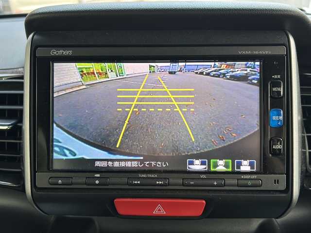 ホンダ Ｎ ＢＯＸ カスタム SSパッケージ 鳥取県 2016(平28)年 3.2万km ブリティッシュグリーンP 純正ギャザーズナビ/バックカメラ/フルセグＴＶ　ＤＶＤ　ＣＤ　ＳＤ　Ｂｌｕｅｔｏｏｔｈ/ナビ装着用スペシャルパッケージ/・ETC車載器(ナビ連動)/・オートエアコン（プラズマクラスター搭載）/・アレルクリーンシート/・運転席シートハイトアジャスター/・車速連動バリアブル間欠ワイパー/・リア左側パワースライドドア/・リアシートスライド/・シートバックテーブル/・リア右側パワースライドドア/あんしんパッケージ/・ディスチャージヘッドライト/・オートライトコントロール機構付/・オートリトラミラー/・ハーフシェイドフロントウィンドウ/・14インチアルミホイール/・360°スーパーUV・IRカットパッケージ/・リア席サンシェード/・ヒーテッドドアミラー/・フロントドア撥水ガラス/・シートヒーター/・LEDルームランプ/・エアコンアウトレットダブルリング(クロームメッキ)/・LEDフォグライト/・LEDポジションランプ/・フォグライトガーニッシュ/フロアマット/スマートキー/新車保証書/取扱説明書