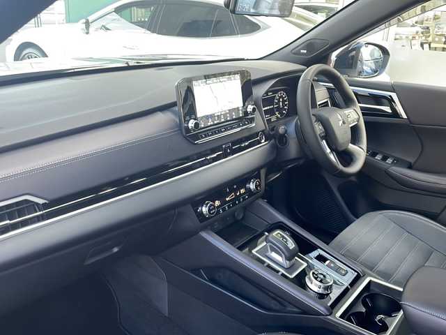 三菱 アウトランダー ＰＨＥＶ ブラックエディション 東京都 2022(令4)年 0.3万km チタニウムグレーメタリック ワンオーナー/純正メモリナビ/パワーバックドア/黒ハーフレザー/BOSE/フルセグテレビ/全方位カメラ/HUD/追従型クルーズコントロール/パドルシフト/パワーシート（D席）/シートヒーター（D+N席）/ステアリングヒーター/後方ドライブレコーダー/BSM/デジタルインナーミラー/衝突軽減ブレーキ/オートハイビーム/ソナー/プッシュスタート/純正アルミホイール/純正LEDライト