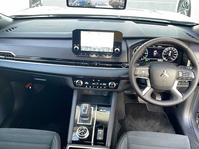 三菱 アウトランダー ＰＨＥＶ ブラックエディション 東京都 2022(令4)年 0.3万km チタニウムグレーメタリック ワンオーナー/純正メモリナビ/パワーバックドア/黒ハーフレザー/BOSE/フルセグテレビ/全方位カメラ/HUD/追従型クルーズコントロール/パドルシフト/パワーシート（D席）/シートヒーター（D+N席）/ステアリングヒーター/後方ドライブレコーダー/BSM/デジタルインナーミラー/衝突軽減ブレーキ/オートハイビーム/ソナー/プッシュスタート/純正アルミホイール/純正LEDライト