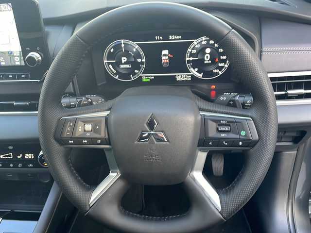 三菱 アウトランダー ＰＨＥＶ ブラックエディション 東京都 2022(令4)年 0.3万km チタニウムグレーメタリック ワンオーナー/純正メモリナビ/パワーバックドア/黒ハーフレザー/BOSE/フルセグテレビ/全方位カメラ/HUD/追従型クルーズコントロール/パドルシフト/パワーシート（D席）/シートヒーター（D+N席）/ステアリングヒーター/後方ドライブレコーダー/BSM/デジタルインナーミラー/衝突軽減ブレーキ/オートハイビーム/ソナー/プッシュスタート/純正アルミホイール/純正LEDライト