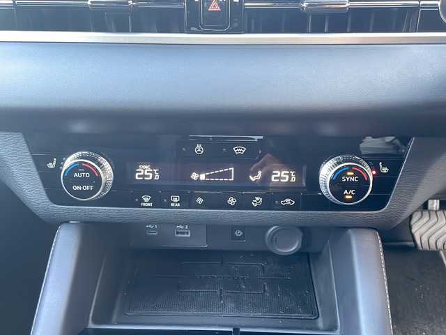 三菱 アウトランダー ＰＨＥＶ ブラックエディション 東京都 2022(令4)年 0.3万km チタニウムグレーメタリック ワンオーナー/純正メモリナビ/パワーバックドア/黒ハーフレザー/BOSE/フルセグテレビ/全方位カメラ/HUD/追従型クルーズコントロール/パドルシフト/パワーシート（D席）/シートヒーター（D+N席）/ステアリングヒーター/後方ドライブレコーダー/BSM/デジタルインナーミラー/衝突軽減ブレーキ/オートハイビーム/ソナー/プッシュスタート/純正アルミホイール/純正LEDライト