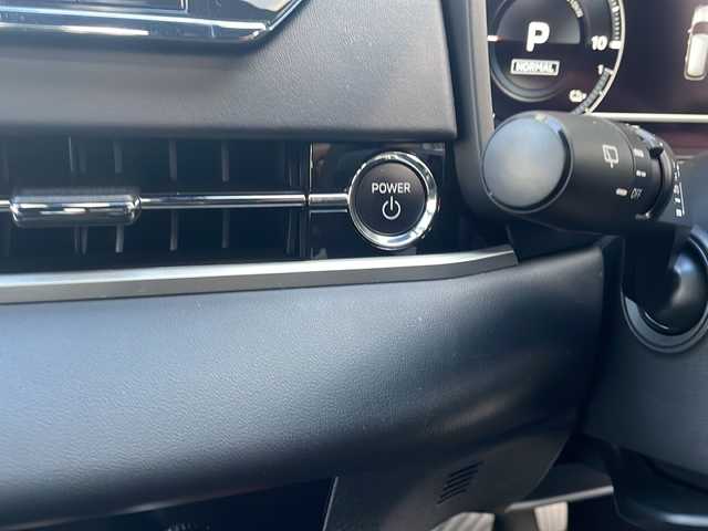 三菱 アウトランダー ＰＨＥＶ ブラックエディション 東京都 2022(令4)年 0.3万km チタニウムグレーメタリック ワンオーナー/純正メモリナビ/パワーバックドア/黒ハーフレザー/BOSE/フルセグテレビ/全方位カメラ/HUD/追従型クルーズコントロール/パドルシフト/パワーシート（D席）/シートヒーター（D+N席）/ステアリングヒーター/後方ドライブレコーダー/BSM/デジタルインナーミラー/衝突軽減ブレーキ/オートハイビーム/ソナー/プッシュスタート/純正アルミホイール/純正LEDライト