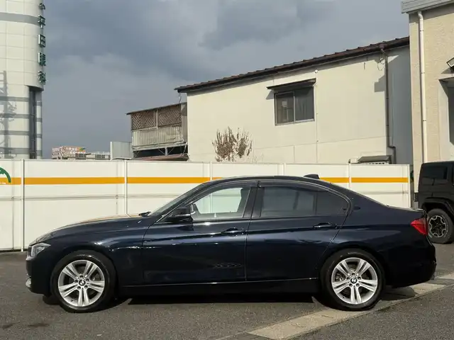 ＢＭＷ ３２０ｄ スポーツ 愛知県 2014(平26)年 8.6万km インペリアル・ブルー・ブリリアント・エフェクト /禁煙//メーカーナビ//BT/USB/AUX/FM/AM//バックカメラ//純正17AW//速度リミッター//HIDオートライト//F/Rフォグ//電格ウィンカーミラー//プッシュスタート//革巻ステアリング//ステアリングスイッチ//前席パワーシート//シートメモリー//MTモードAT//コーナーセンサー//ミラー一体型ETC//ドライブレコーダー//SPORT/SPORT+//CONFORT/ECOPRO//フロアマット//純正ドアバイザー//アイドリングストップ//横滑り防止//ISOFIX//新車時保証書//ナビ取説/クイックガイド/ファーストガイド//整備記録簿H27-30.R3.5//スマートキー//スマートスペアキー