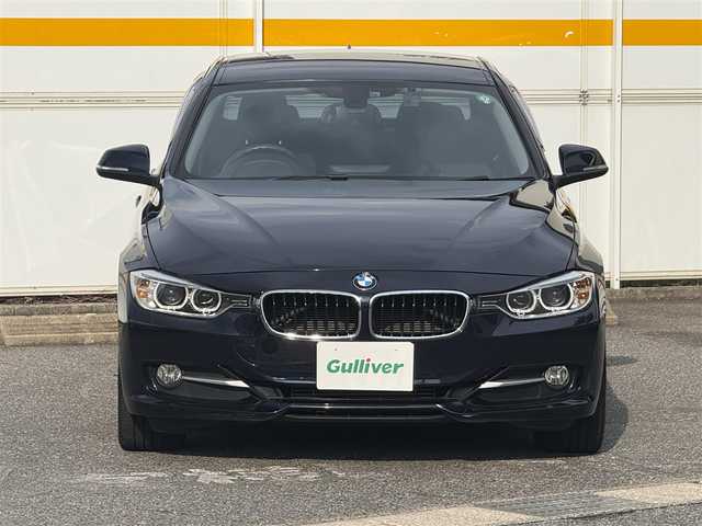 ＢＭＷ ３２０ｄ スポーツ 愛知県 2014(平26)年 8.6万km インペリアル・ブルー・ブリリアント・エフェクト /禁煙//メーカーナビ//BT/USB/AUX/FM/AM//バックカメラ//純正17AW//速度リミッター//HIDオートライト//F/Rフォグ//電格ウィンカーミラー//プッシュスタート//革巻ステアリング//ステアリングスイッチ//前席パワーシート//シートメモリー//MTモードAT//コーナーセンサー//ミラー一体型ETC//ドライブレコーダー//SPORT/SPORT+//CONFORT/ECOPRO//フロアマット//純正ドアバイザー//アイドリングストップ//横滑り防止//ISOFIX//新車時保証書//ナビ取説/クイックガイド/ファーストガイド//整備記録簿H27-30.R3.5//スマートキー//スマートスペアキー