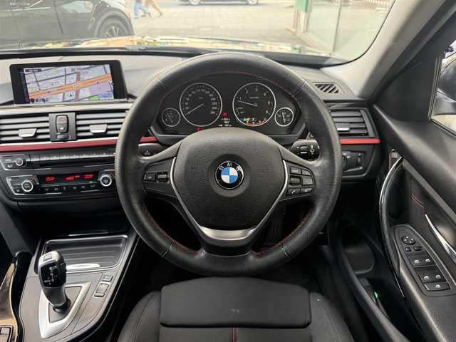 ＢＭＷ ３２０ｄ スポーツ 愛知県 2014(平26)年 8.6万km インペリアル・ブルー・ブリリアント・エフェクト /禁煙//メーカーナビ//BT/USB/AUX/FM/AM//バックカメラ//純正17AW//速度リミッター//HIDオートライト//F/Rフォグ//電格ウィンカーミラー//プッシュスタート//革巻ステアリング//ステアリングスイッチ//前席パワーシート//シートメモリー//MTモードAT//コーナーセンサー//ミラー一体型ETC//ドライブレコーダー//SPORT/SPORT+//CONFORT/ECOPRO//フロアマット//純正ドアバイザー//アイドリングストップ//横滑り防止//ISOFIX//新車時保証書//ナビ取説/クイックガイド/ファーストガイド//整備記録簿H27-30.R3.5//スマートキー//スマートスペアキー