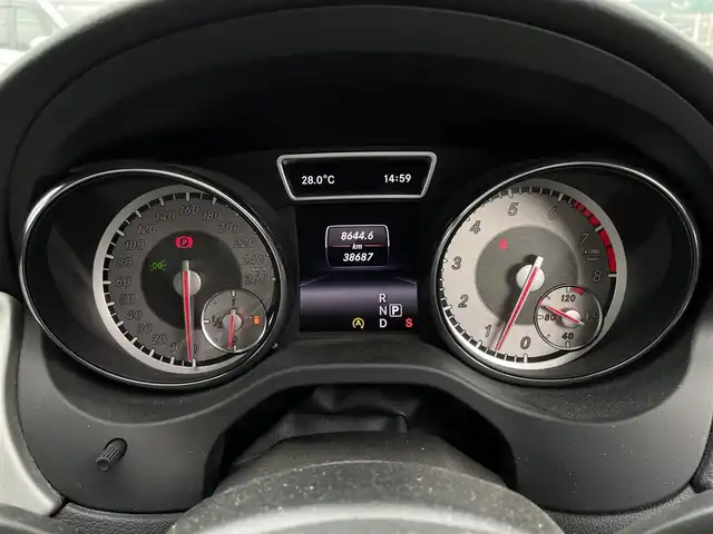 メルセデス・ベンツ ＣＬＡ１８０ AMGライン 福岡県 2015(平27)年 3.9万km ポーラシルバー 純正HDD7型ナビ/（フルセグTV/BT/CD/DVD）/バックモニター/アクティブブレーキアシスト/コーナーセンサー/クルコン/ETC2.0/シートヒーター/アイドリングストップ/パドルシフト/リバースミラー/USB/AMGフロアマット/AMG18inchAW/純正IHIターボタービン/7G-DCT/スペアキー/Pスタート