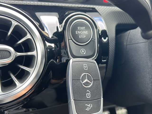 メルセデス・ベンツ ＣＬＡ２００ｄ Sブレーク AMGライン 岐阜県 2020(令2)年 2.1万km デジタルホワイト ワンオーナー/純正ナビ/フルセグTV/Blurtooth/USB/FM/AM/プッシュスタート/シートメモリー/シートヒーター/ビルトインETC2.0/レーダークルーズコントロール/バックカメラ/アラウンドビューモニター/ハーフレザーシート/前後ドライブレコーダー/パワーバックドア/パドルシフト/純正マット/横滑り防止装置/パークとロック/アクティブレーンキープ/アクティブステアリング/カメラ＆パーキング警告装置/道路標識アシスト/アテンションアシスト/ブラインドスポットアシスト/DYNAMICSELECT/冬タイヤ速度制限装置/シートベルト調節/キーアンサーバック/車速感応ドアロック/電動格納ミラー/アンビエントライト/オートライト/オートエアコン/ISOFIXシート